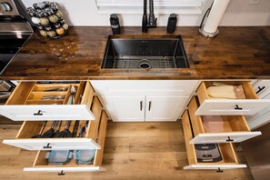 Fridge, microwave, oven, stovetop - Fully renovated with 2 bedrooms, 1.5 bathrooms, pet friendly & hot tub (Palm Harbor)