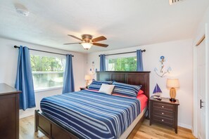 2 bedrooms, desk, iron/ironing board, travel crib - Fully renovated with 2 bedrooms, 1.5 bathrooms, pet friendly & hot tub (Palm Harbor)