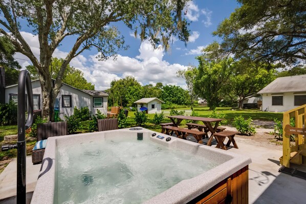 Outdoor dining - Fully renovated with 2 bedrooms, 1.5 bathrooms, pet friendly & hot tub (Palm Harbor)