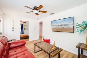 Smart TV, video games - Fully renovated with 2 bedrooms, 1.5 bathrooms, pet friendly & hot tub (Palm Harbor)