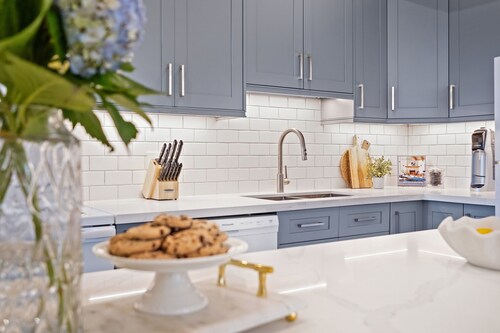 Spacious Walkout Basement Studio w/ Parking + Laundry + Wifi - Near Transit