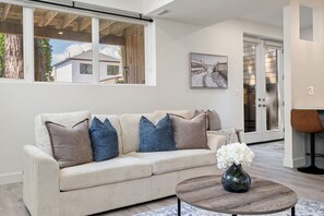 Living area - Spacious Walkout Basement Studio w/ Parking + Laundry + Wifi - Near Transit (Toronto)