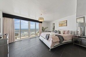 3 bedrooms, desk, WiFi, bed sheets - Oceanfront luxury penthouse suite with access to two pools (Folly Beach)