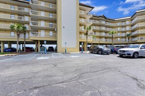 Exterior - Oceanfront luxury penthouse suite with access to two pools (Folly Beach)