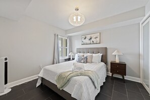 3 bedrooms, desk, WiFi, bed sheets - Oceanfront luxury penthouse suite with access to two pools (Folly Beach)