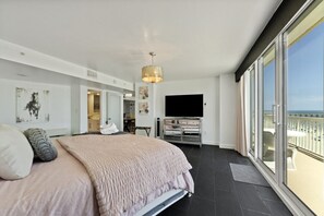 3 bedrooms, desk, WiFi, bed sheets - Oceanfront luxury penthouse suite with access to two pools (Folly Beach)