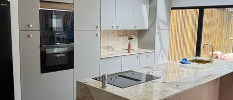 Refrigerador, microondas, horno, placa de cocina