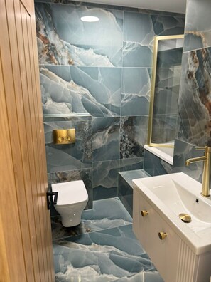 Bruser, hårtørrer, håndklæder, Sæbe