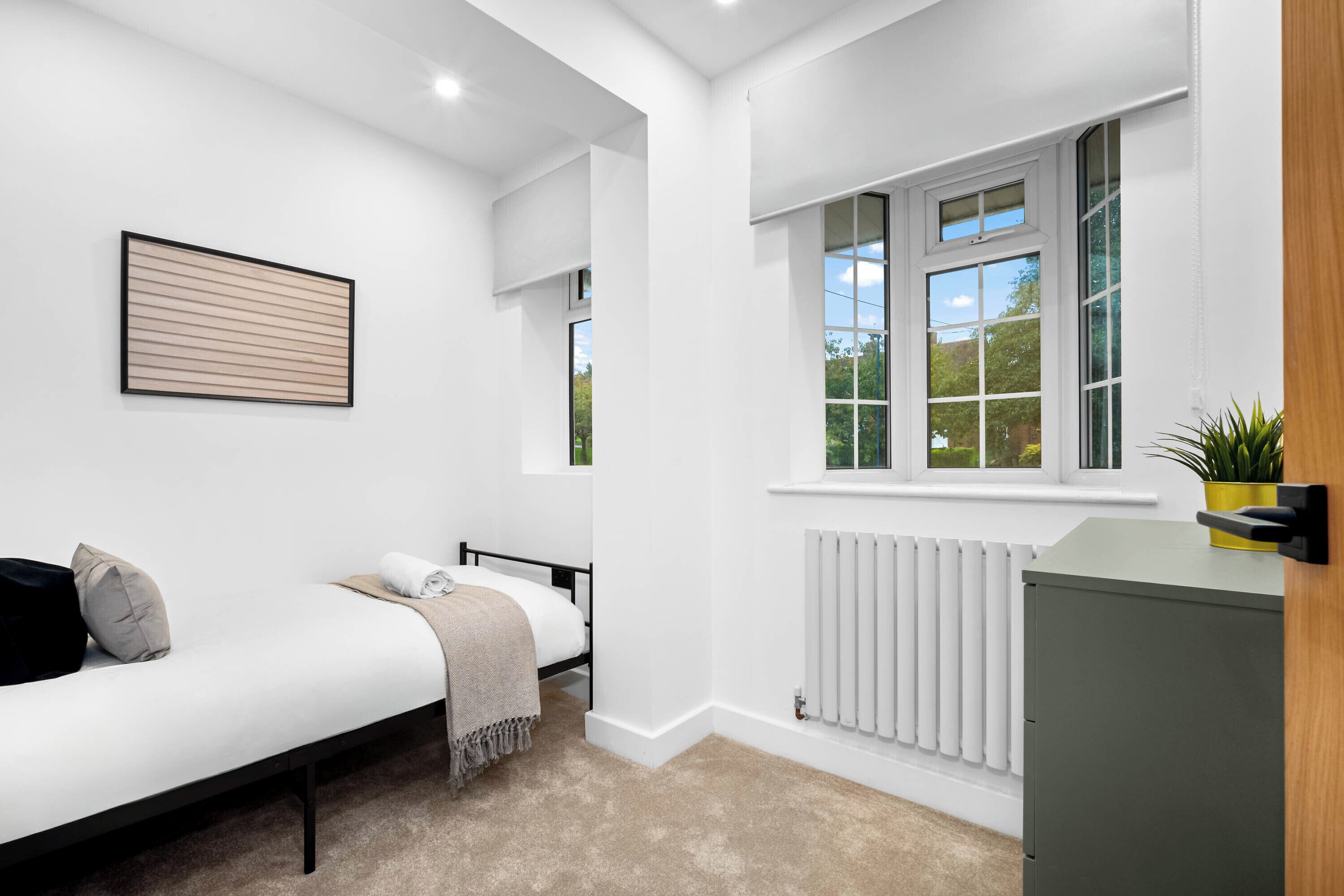 4 habitaciones, escritorio y tabla de planchar con plancha 