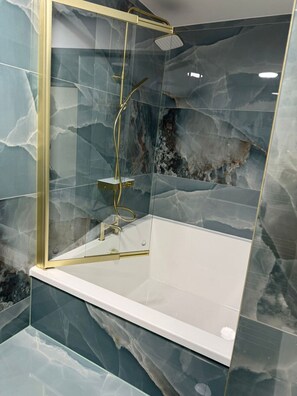 Regadera, secadora de cabello, toallas, jabón 