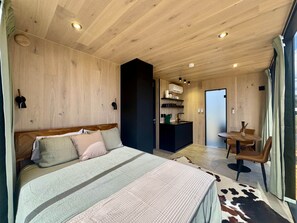 1 bedroom, bed sheets