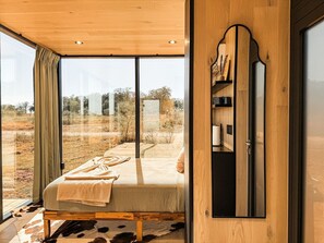 Työpöytä, silitysrauta/-lauta, vauvan matkasänky, Wi-Fi