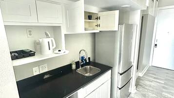 Refrigerador, microondas, cafetera y tetera y tostadora