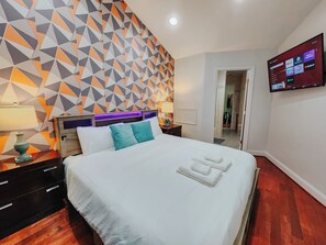 1 bedroom, desk, iron/ironing board, WiFi - Walnut Premium / King Bed / 65" TV / Ping-Pong (Philadelphia)