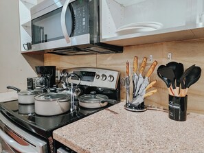 Fridge, microwave, oven, stovetop - Walnut Premium / King Bed / 65" TV / Ping-Pong (Philadelphia)