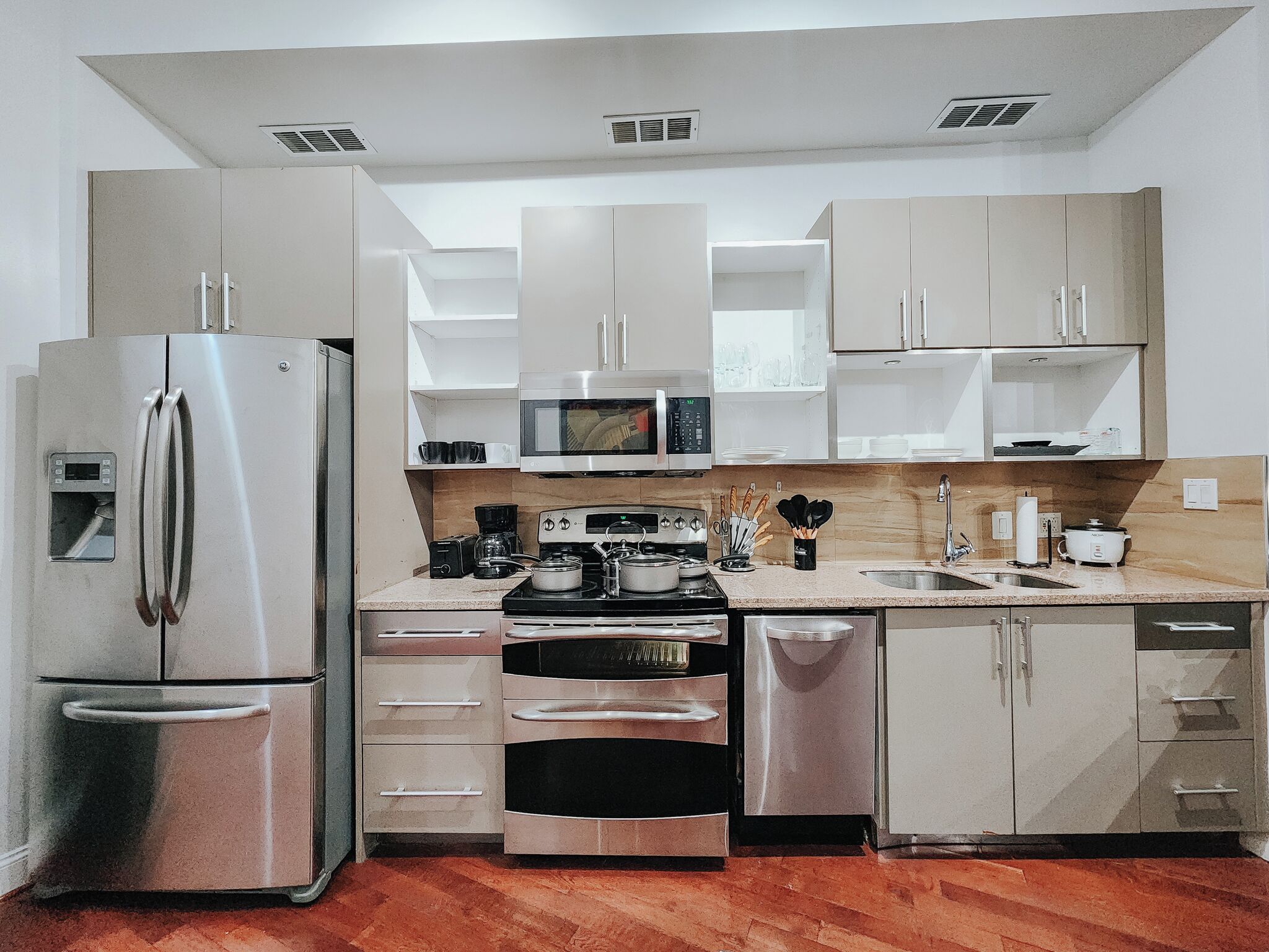 Réfrigérateur, micro-ondes, four, plaque de cuisson