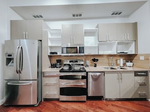 Fridge, microwave, oven, stovetop - Walnut Premium / King Bed / 65" TV / Ping-Pong (Philadelphia)