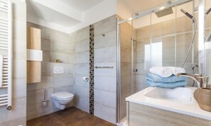 Douche, sèche-cheveux, serviettes fournies, savon