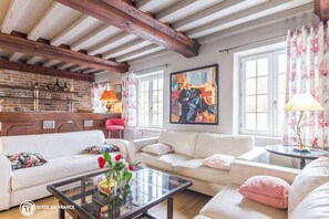 Fernseher, Tischfußball, Bücher