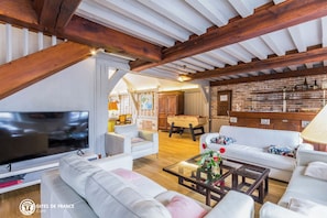 TV, foosball, books - Spacious cottage with spa and swimming pool near Honfleur, Normandy (Conteville)
