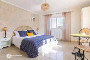 5 bedrooms, iron/ironing board, travel crib, free WiFi - Spacious cottage with spa and swimming pool near Honfleur, Normandy (Conteville)