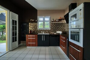 Kühlschrank, Mikrowelle, Ofen, Geschirrspüler