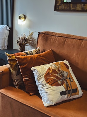 Presidential Cabin, Jetted Tub | Living area