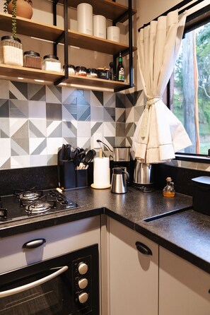 Cabana presidencial, banyera d'hidromassatge | Cuina privada | Frigorífic, microones i utensilis de cuina, vaixella i coberteria