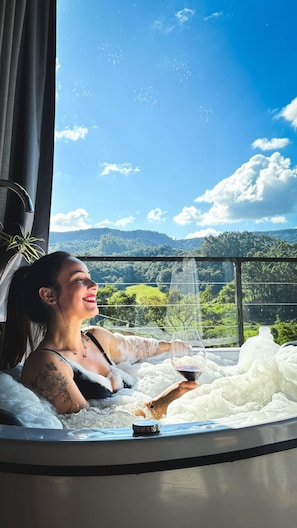 Wolves' Refuge 01 - Hot Tub - Leoberto Leal - SC | Outdoor spa tub - Refúgio dos Lobos com Banheira de Hidromassagem ao Lado de Alfredo Wagner - SC (Leoberto Leal)