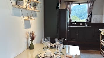Wolves' Refuge 01 - Hot Tub - Leoberto Leal - SC | Private kitchen | Fridge, microwave, cookware/dishes/utensils, dining tables