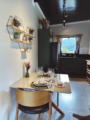 Cabaña Deluxe, hidromasaje | Cocina privada | Refrigerador, microondas, utensilios de cocina y comedor