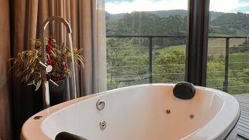 Refúgio dos Lobos 01 - Banheira de Hidromassagem - Leoberto Leal - SC | Banheira de hidromassagem particular