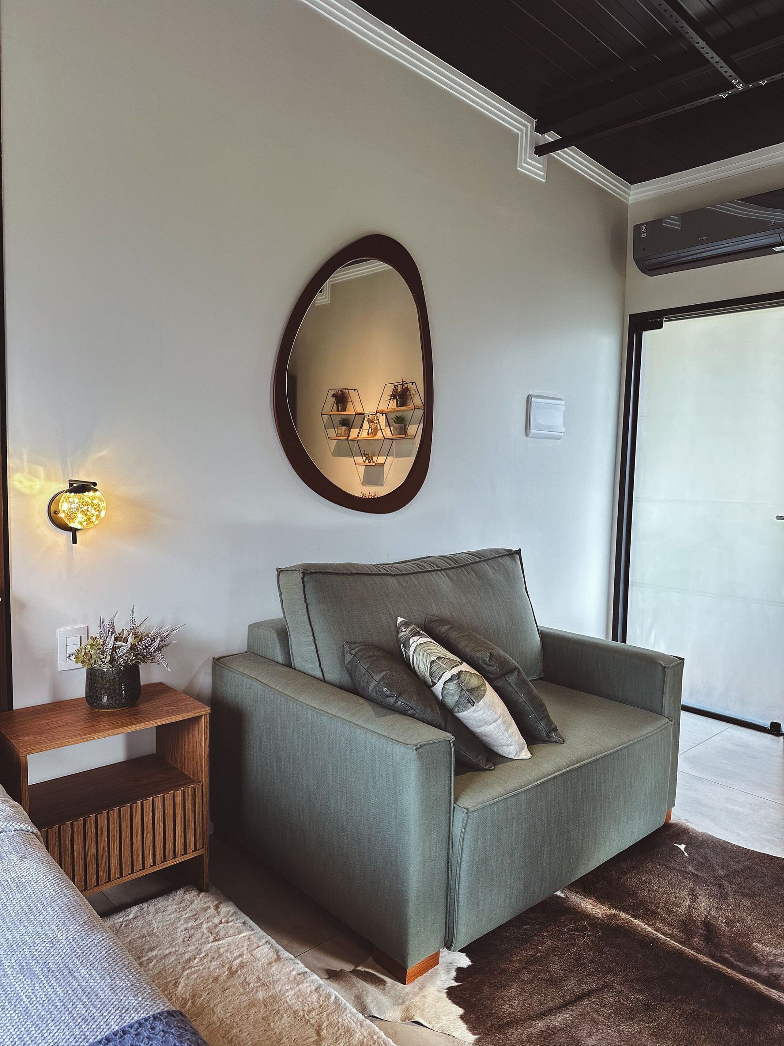 Refúgio dos Lobos 01 - Banheira de Hidromassagem - Leoberto Leal - SC | Área de estar | Smart TV 43 polegadas com canais digitais, Netflix