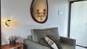 Refúgio dos Lobos 01 - Banheira de Hidromassagem - Leoberto Leal - SC | Área de estar | Smart TV 43 polegadas com canais digitais, Netflix