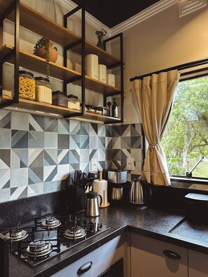 Wolves' Refuge 02 - Hot Tub - Leoberto Leal - SC | Private kitchen | Fridge, microwave, cookware/dishes/utensils, dining tables