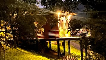 Fachada da propriedade à noite