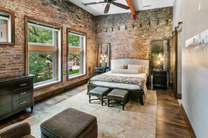 2 makuuhuonetta, työpöytä, Wi-Fi, vuodevaatteet