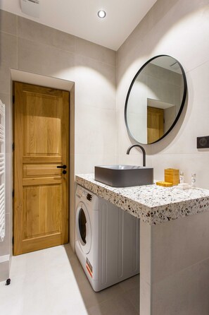 Apartment | Bathroom | Hair dryer, towels, shampoo