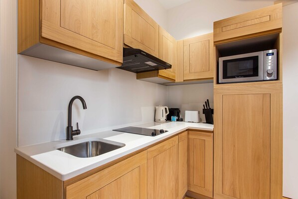 Apartment | Private kitchen | Fridge, oven, stovetop, coffee/tea maker