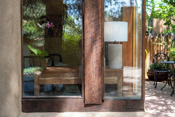 Outdoor dining - Luxury Historic Home • Gardens • Walk to Town • Hot Tub (Santa Fe)