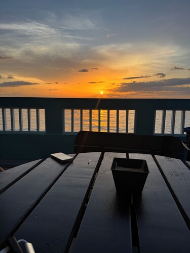 1st Floor - Direct Beach Access - Sleeps 6