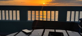 1st Floor - Direct Beach Access - Sleeps 6