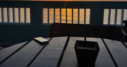 1st Floor - Direct Beach Access - Sleeps 6