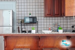 Mikrobølgeovn, kokeplater og papirhåndklær