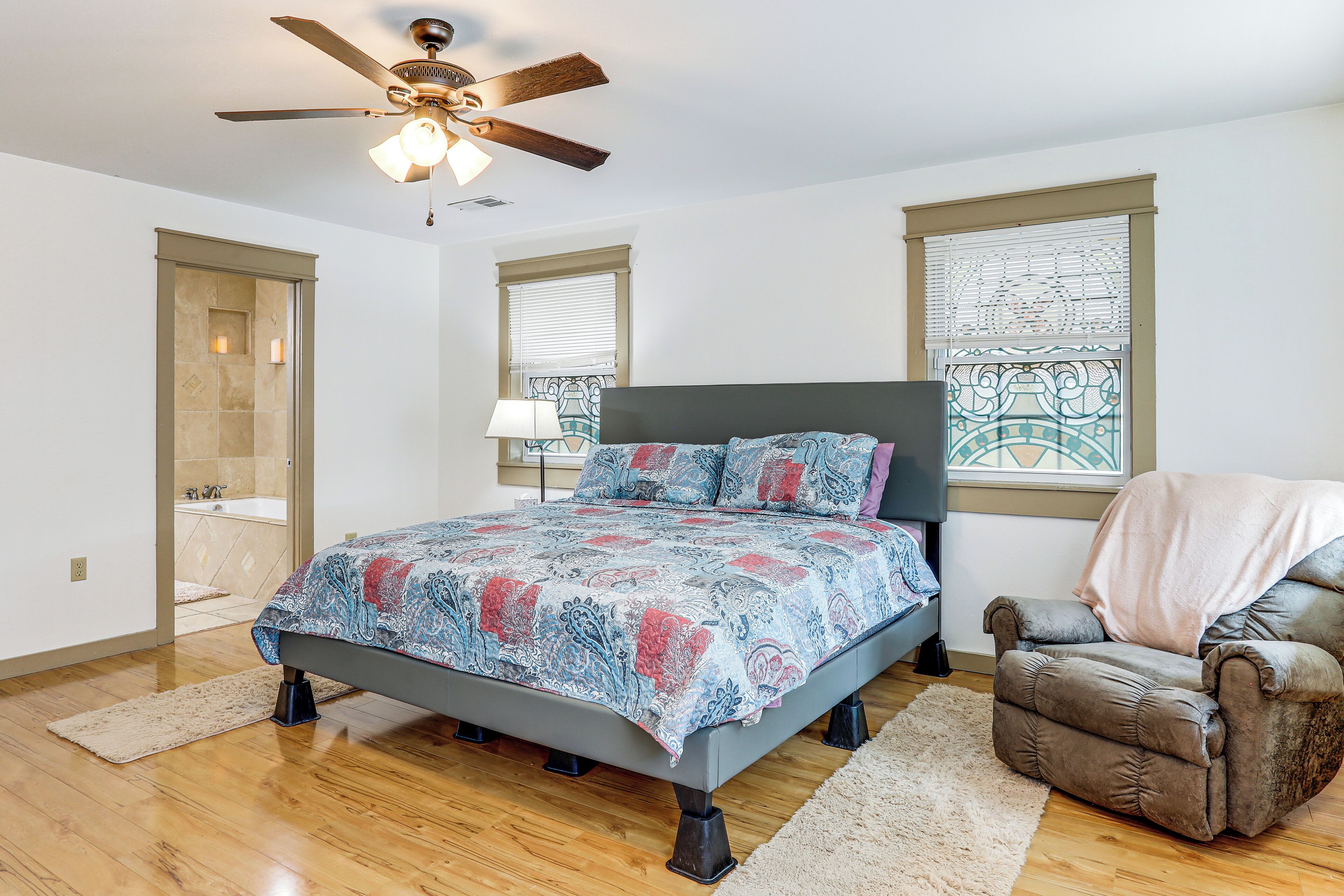 3 bedrooms, internet, bed sheets