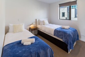 2 عدّة غرف نوم ومكواة/لوح كي وواي فاي مجانًا وملاءات أسرّة