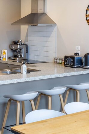Een koelkast, een microgolfoven, een oven, een kookplaat