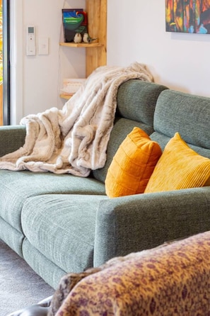 Smart TV - Modern Bright 2BR with Balcony and Hagley Park Outlook (Christchurch)