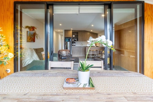 Modern Bright 2BR with Balcony and Hagley Park Outlook