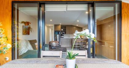 Modern Bright 2BR with Balcony and Hagley Park Outlook